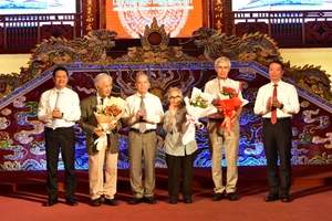 Lãnh đạo tỉnh Thừa Thiên – Huế tặng hoa chúc mừng Giáo sư Trần Thanh Vân tại Lễ trao học bổng Vallet cho các học sinh, sinh viên tại Huế năm 2022
