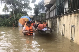 Công an dùng ca nô di chuyển khẩn cấp người dân vùng thấp trũng tại Thừa Thiên - Huế đi tránh lũ dữ ​