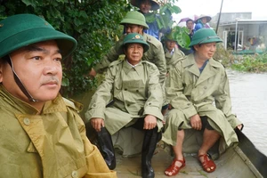 Phó Thủ tướng Lê Văn Thành đi ghe để trực tiếp động viên người dân vùng "rốn lũ" Thừa Thiên - Huế ​