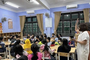 Một số phụ huynh có con em học tại Trường Tiểu học Vĩnh Ninh lo lắng khi nhà trường thay thế bàn học truyền thống bằng bàn học lục giác ​