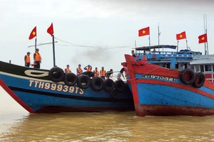 Tàu QNg-97062 được lai dắt, neo đậu an toàn tại cảng Thuận An