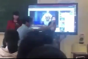 Hình ảnh giáo viên nam đẩy giáo viên nữ ra khỏi lớp học cắt từ clip