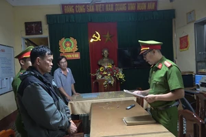 Công an đọc lệnh khởi tố, bắt tạm giam Nguyễn Hà Tấn Thiện