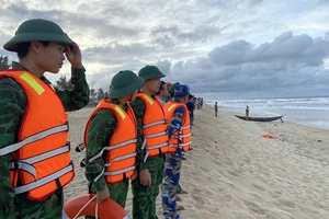 Lực lượng BĐBP có mặt tại bãi biển Thuận An tìm kiếm sinh viên mất tích.
