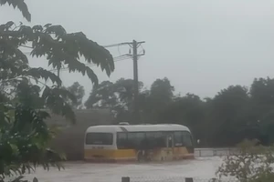 QL 1A qua địa bàn xã Lộc Trì, huyện Phú Lộc, tỉnh Thừa Thiên - Huế bị ngập lụt cục bộ vào chiều 2-12 ​