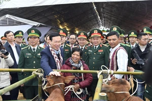 Đồng chí Võ Văn Thưởng tặng bò giống cho các hộ gia đình khó khăn tại huyện A Lưới, tỉnh Thừa Thiên Huế