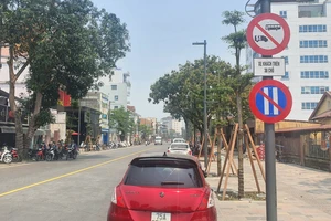 Biển cấm xe tải và xe khách 30 chỗ lưu thông trên đường Hai Bà Trưng, TP Huế khiến người dân bức xúc.