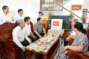 Thủ tướng Phạm Minh Chính thăm hỏi và tặng quà động viên bà con khu tái định cư dự án di dời dân cư giải phóng mặt bằng khu vực I Kinh thành Huế. 