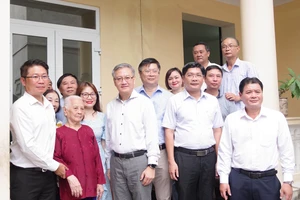 Trưởng Ban Đối ngoại Trung ương Đảng Nhân dân Cách mạng Lào thăm tặng quà tại TP Huế