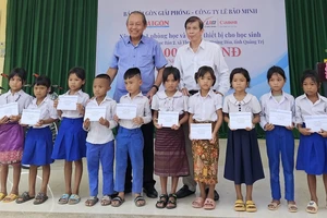 Đồng chí Trương Hòa Bình trao học bổng Báo SGGP tặng học sinh nghèo vượt khó vùng biên giới Quảng Trị