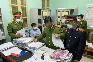 Cơ quan chức năng kiểm tra, thu giữ tài liệu để phục vụ điều tra vụ án tại CDC Thừa Thiên Huế