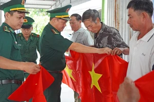 Bộ đội Biên phòng tỉnh Quảng Trị tặng cờ Tổ quốc cho bà con ngư dân