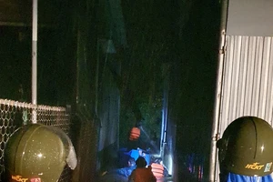 Di dời 6 người dân có nhà cửa bị ngập sâu tại phường Hương Văn, thị xã Hương Trà trong đêm