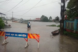 Nhiều tuyến đường tại Thừa Thiên Huế phải dựng biển cảnh báo ngập sâu vào sáng 13-10