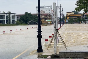 Lực lượng chức năng cấm phương tiện lưu thông qua Đập Đá tại TP Huế vì mưa lũ