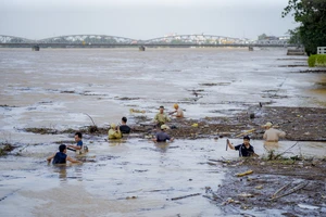 Trục vớt một khối lượng lớn rác thải ùn ứ trên sông Hương khi nước lũ hạ dần