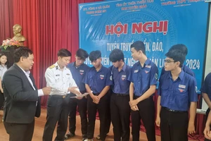 Trung đoàn 351, Bộ Tư lệnh Vùng 3 Hải quân phối hợp Ban Tuyên giáo Tỉnh ủy Thừa Thiên Huế tổ chức hội nghị tuyên truyền biển đảo; tuyên truyền thu hút nguồn nhân lực năm 2024 tại Trường THPT Thuận An (TP Huế)