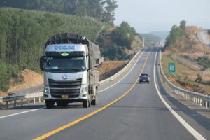 Cấm xe tải nặng lưu thông trên đường cao tốc Cam Lộ - La Sơn khiến QL 1A qua Thừa Thiên Huế nguy cơ thành điểm đen TNGT 
