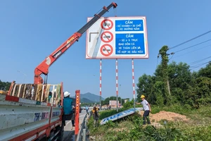 Sáng 4-4, Ban quản lý dự án đường Hồ Chí Minh bắt đầu triển khai lắp đặt biển báo cấm một số loại xe tại nút Cầu Tuần dẫn lên cao tốc Cam Lộ - La Sơn 