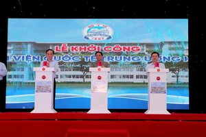 Thủ tướng Phạm Minh Chính và các đại biểu bấm nút khởi công Bệnh viện Quốc tế Trung ương Huế 2