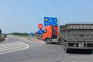 Phương tiện cấm lưu thông trên đường cao tốc Cam Lộ - La Sơn buộc phải trở về, đi Quốc lộ 1A qua Thừa Thiên Huế và Quảng Trị