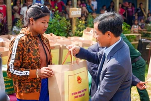 Tặng quà người dân khu vực biên giới nước bạn Lào nhân Tết Bunpimay