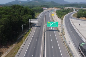 Phấn đấu hoàn thành xây dựng 2 trạm dừng nghỉ tạm thời trên đường cao tốc Cam Lộ - La Sơn trước 30-4