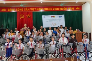 Tặng xe đạp cho học sinh nghèo Quảng Trị