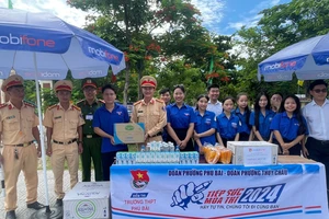 CSGT trao sữa và nước uống để lực lượng tiếp sức mùa thi tại thị xã Hương Thủy hỗ trợ thí sinh