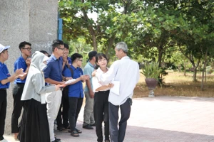 Hạnh phúc của phụ huynh khi con cháu vừa hoàn thành tốt môn thi Ngữ văn tại điểm thi Trường THCS Phú Thượng