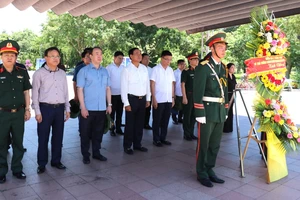 Phó Thủ tướng Lê Thành Long và đoàn công tác dâng hoa tri ân các Anh hùng liệt sĩ tại Thành cổ Quảng Trị