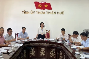 Bà Phạm Thị Minh Huệ, Chủ nhiệm Ủy ban Kiểm tra Tỉnh ủy Thừa Thiên Huế chủ trì kỳ họp