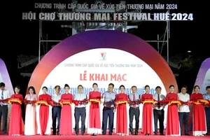 Khai mạc Hội chợ thương mại Festival Huế 2024