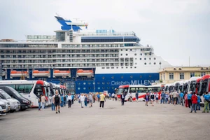 Tàu Royal Caribbean cùng 2.150 khách và 958 thuyền viên cập cảng Chân Mây