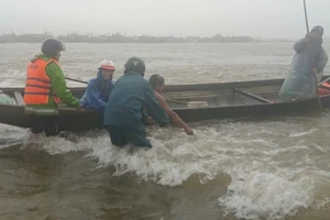 Kịp thời ứng cứu người đàn ông bị lũ cuốn trôi