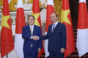 Thủ tướng Nhật Bản bắt đầu chuyến thăm chính thức Việt Nam