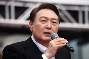 Ông Yoon Suk-yeol trong chiến dịch tranh cử tại Seoul, ngày 1-3. Ảnh: REUTERS