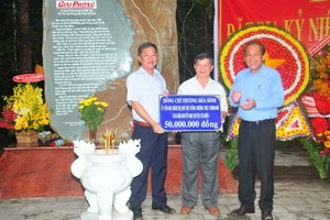 Phó Thủ tướng Thường trực Trương Hòa Bình trao tặng quà cho Hội Khuyến học huyện Tân Biên, Tây Ninh.