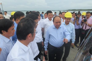 Thủ tướng Nguyễn Xuân Phúc thị sát cảng quốc tế Cái Mép