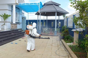 Nhân viên y tế phun thuốc diệt muỗi ngăn ngừa bệnh sốt rét bùng phát ở nhà dân.​