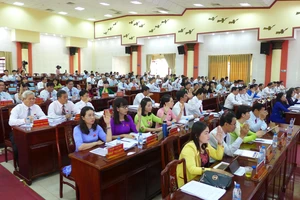 Các đại biểu biểu quyết đồng ý đề án thành lập phường Tiến Thành thuộc thị xã Đồng Xoài và thành lập thành phố Đồng Xoài trực thuộc tỉnh Bình Phước