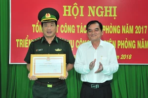 Ông Nguyễn Minh Tân trao tặng bằng khen của UBND tỉnh cho một tập thể