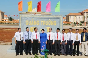  Lãnh đạo tỉnh Bình Phước và thị xã Phước Long tham quan quảng trường Phước Long mới được xây dựng