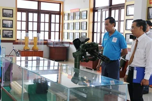 Nhà Truyền thống thị xã Phước Long (tỉnh Bình Phước) đã tiếp nhận mô hình hiện vật chiến tranh súng các loại để trưng bày do xưởng OX1, Cục kỹ thuật Quân khu 7 (TPHCM) phục chế.