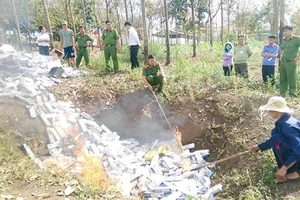 Công an huyện Bù Đốp đang tiêu hủy hơn 35.000 bao thuốc lá nhập lậu các loại