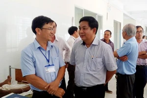 Giám đốc BVĐK tỉnh Bình Phước cùng nhóm chuyên gia BV Chợ Rẫy tham quan khoa ngoại chấn thương chỉnh hình tại BVĐK tỉnh Bình Phước
