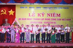 Các đồng chí lãnh đạo Tỉnh ủy, HĐND tỉnh Bình Phước tặng biểu trưng, hoa cho các bí thư chi bộ