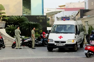 Xe cứu thương chở nạn nhân về nhà xác phục vụ khám nghiệm