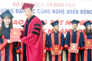Đại học Công nghệ Miền Đông trao bằng Dược sĩ hệ chính quy khóa đầu tiên