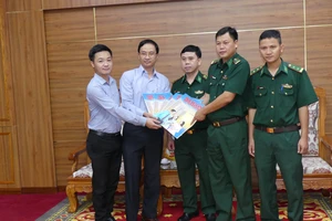 Tặng báo xuân và quà tết cho Vùng 2 Hải quân và Bộ đội Biên phòng tỉnh Bà Rịa - Vũng Tàu